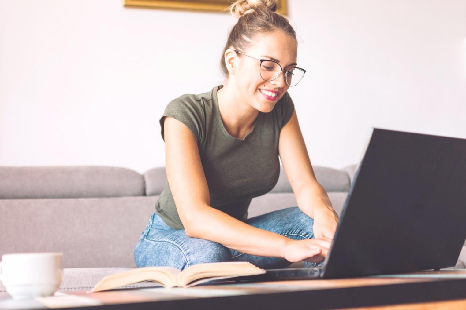 Finanzanalyst arbeitet mit Daten und Charts